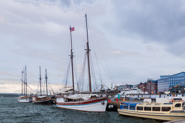Fototapeta premium barcos veleros con altos mástiles atracados en Oslo, Noruega