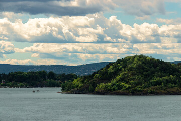 fiordo de Sognerfjord Noruego en un dia lluvioso con sus altas montañas con cascadas de agua y sus nubes bajas en Noruega