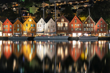 paisaje nocturno de las fachadas de las casas del hermoso Barrio Hanseático, de Bergen, Noruega