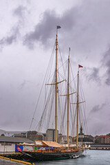 Barco velero de tres mástiles atracado en la hermosa ciudad de Bergen, Noruega