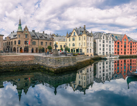 Paisaje urbano y marino de unos edificios Art Nouveau reflejados en el agua del mar en Alesund, Noruega