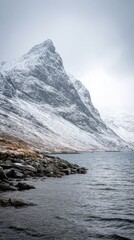 Obraz premium Snowy mountain peak above a calm lake