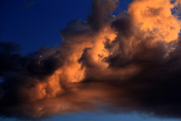 Obraz premium A stunning display of colorful clouds at sunset