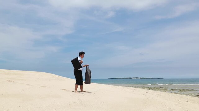 沖縄の美しいビーチで寛ぐ男性