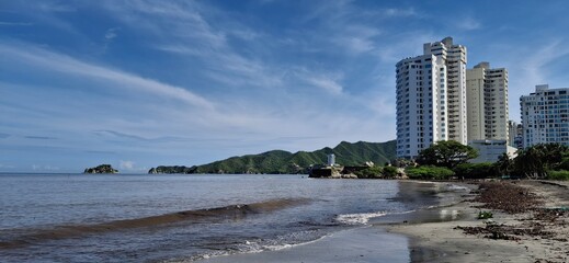 Playa tropical, mar cristalino y sol radiante. Vacaciones Santa Marta Colombia