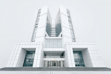 Fototapeta premium capture essence of modern architectural facades emphasizing clean lines and symmetry of entryways of contemporary