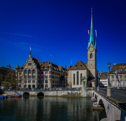 Fototapeta premium Fraumunster church and Munsterbrucke bridge over the Limmat, Zurich, Switzerland