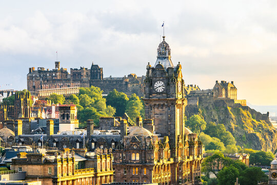 Skyline von Edinburgh mit Balmoral Hotel, Edinburgh Castle und Scott Monument im warmen Licht der goldenen Stunde &uuml;ber der Altstadt Schottlands