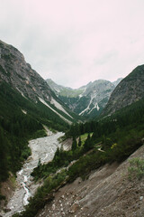 Alpental mit Wildbach und steilen Felsflanken in den Nordalpen