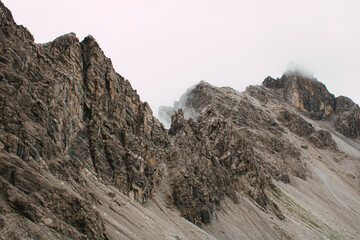 Steile und schroffe Felsformationen im alpinen Hochgebirge bei Nebel