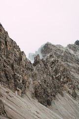 Steile und schroffe Felsformationen im alpinen Hochgebirge bei Nebel