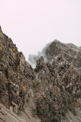 Steile und schroffe Felsformationen im alpinen Hochgebirge bei Nebel