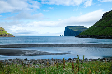 Wysokie i strome klify Wysp Owczych Dania