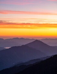 Obraz premium Colorful sunrise over mountain range