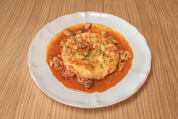 Tall Spanish omelet and fluffy, achieved by beating the eggs well and cooking over low heat to ensure a juicy texture