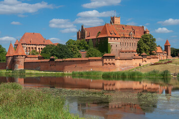 Castillo de Malbork junto al río Nogat en Polonia