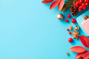 Obraz premium A striking blue background with a Christmas tree and its decorations including a star and pine cones for a modern and stylish holiday design