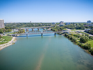 Obraz premium Aerial View of Broadway Bridge and Traffic Bridge Over the South Saskatchewan River in Saskatoon