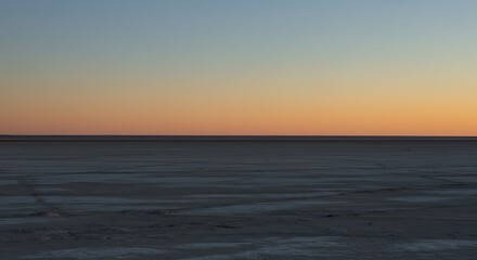 Obraz premium Vast Desert Plain Under Gradient Sunset Sky at Dusk