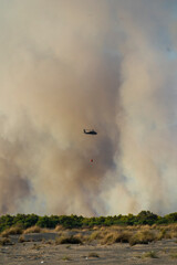 Obraz premium Military helicopters sachet water dripping for fireworks, in fire area