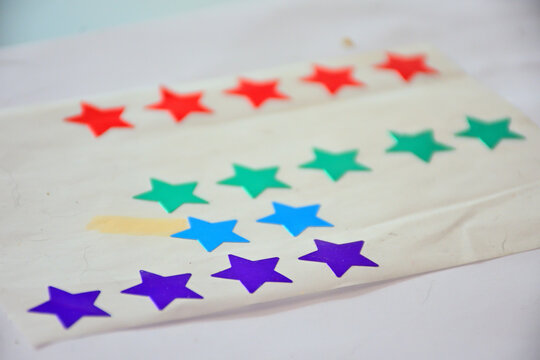 Pegatinas escolares brillosas de estrellas en diferentes colores para el regreso a clases, maestros, alumnos, reconocimiento. En color azul, verde, morado, y rojo - Powered by Adobe