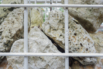 The pile of mountain rocks fenced with a concrete frame is not walled with cement but instead becomes a dividing wall
