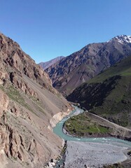 Naklejka premium Mountainous river valley vista