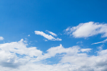 Fototapeta premium 晩夏の空 午後の澄んだ青空と雲31