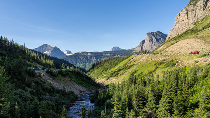 Obraz premium Scenic views on Going to the Sun road in glacier national park, Montana, USA