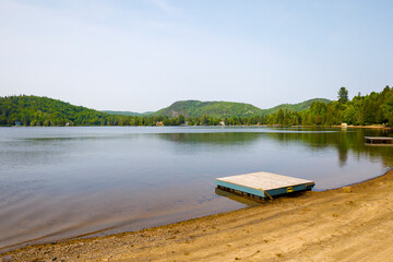 Obraz premium a beautiful view of a lake among the mountains on a summer day