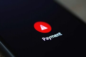 Smartphone Displaying Payment Failure Notification with Red Alert Icon and Text Displaying Payment Error Message in