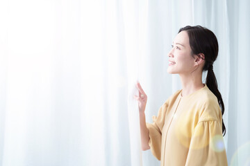 Fototapeta premium 太陽光を浴びてリラックスする女性