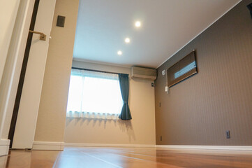 窓から光差し込むシンプルな広々洋室空間