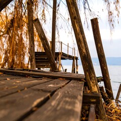 Obraz premium Decaying wooden pier by the lake