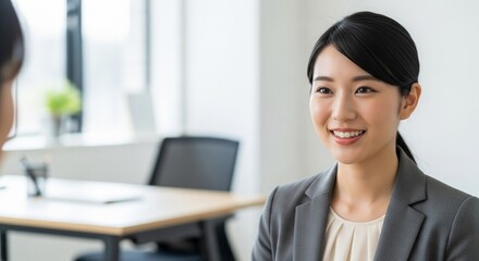 採用面接にて笑顔で自己PRをしている日本人女性のポートレート