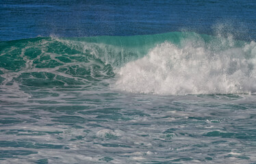 Fototapeta premium Seascape Background of an Ocean Wave Breaking in Shallow Water in Waikiki Hawaii.
