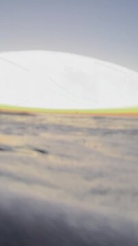 olas del mar espuma  pega a la  c&aacute;mara 