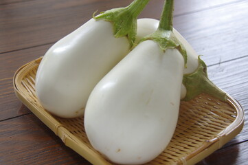 ザルに肺蔦白ナス　白ナス