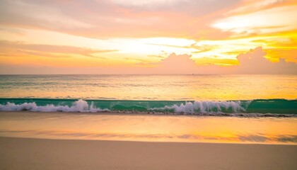 Obraz premium Golden Hour Serenity: Gentle Waves Washing Ashore Under a Pastel Sky
