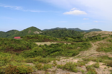 Fototapeta premium 春の佐渡島。尻立山中腹より。トンデン山の風景。