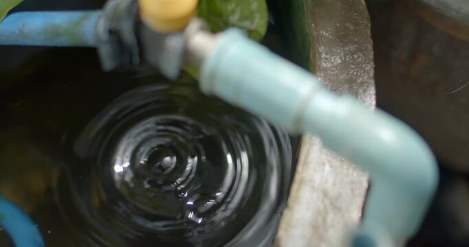 Top view water drips from the faucet.Water flows from the hose caused by ineffective clamping.Using rubber to tie hoses causes damage over time.