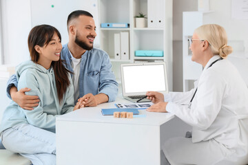 Obraz premium Young couple visiting fertility doctor about IVF at table in clinic