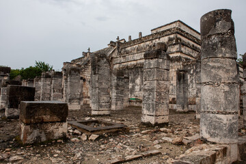 Fototapeta premium Chichen Itza Columns and Temple