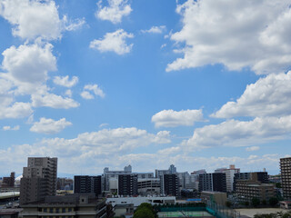 Fototapeta premium 名古屋の住宅地のマンションと夏の綺麗な青空の風景