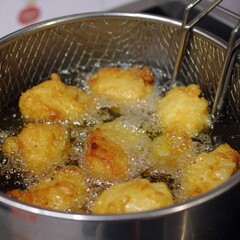 Crispy food items frying in hot oil