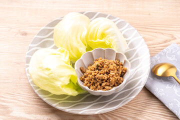 肉味噌のレタス包み