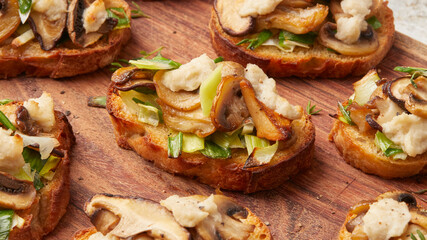 Crostini with mushrooms and vegan mozzarella