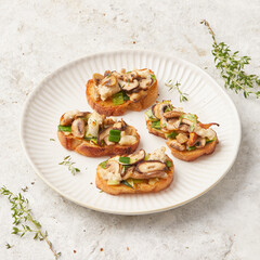 Crostini with mushrooms and vegan mozzarella
