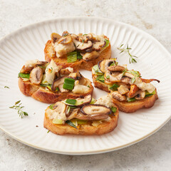 Crostini with mushrooms and vegan mozzarella