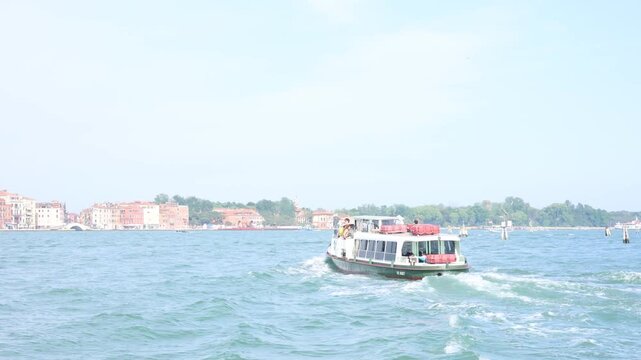 船の上から見るイタリア・ベネチアの街の風景